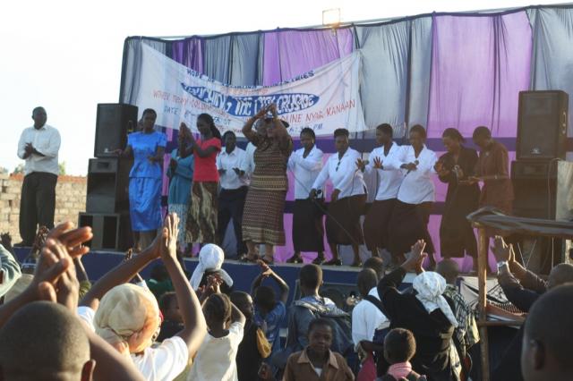 Caroline Nayar Kanaan leading her praise team during our first night of the Crusade 