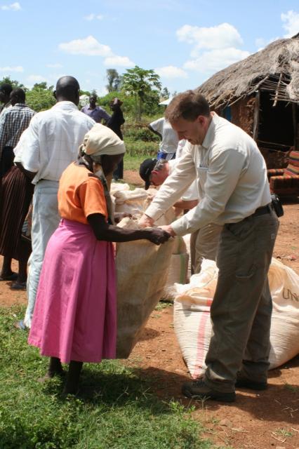 David Campbell helps disturbed the Corn (hindi) to the people of Homa-Bay 