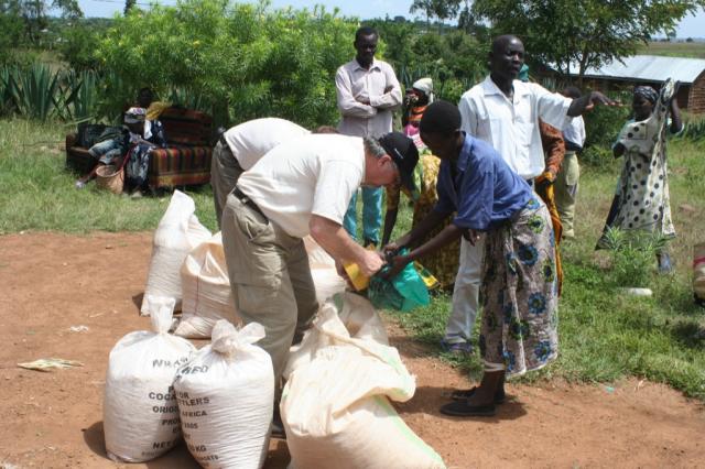 Pastor Terry helps disturbed the Corn (hindi) to the people of Homa-Bay 