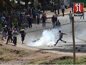 Anti-Kibaki demonstrators in Nairobi face fire tear rounds.